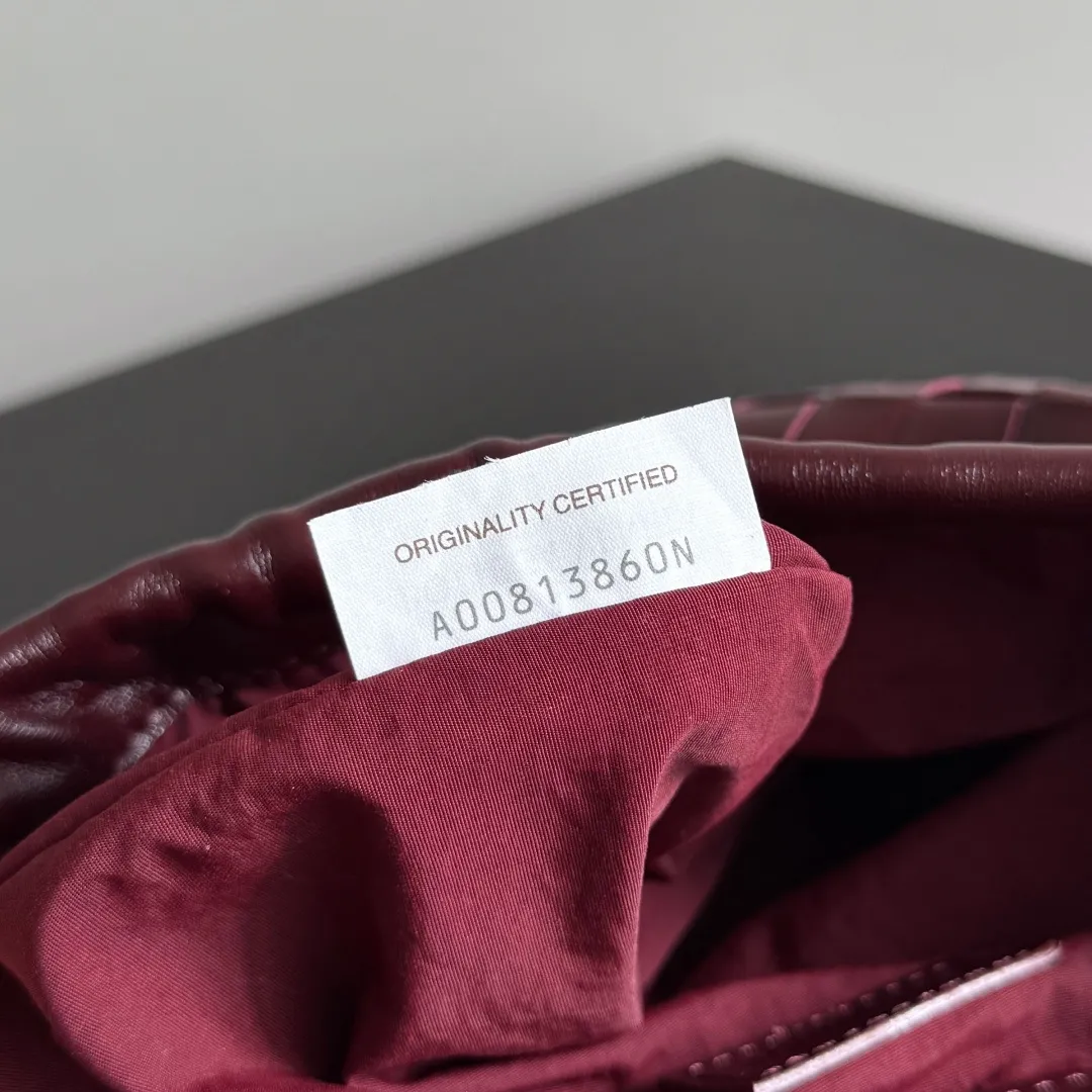 Batch 1400 BOTTEGA VENETA DUSTBAG mini size is officially launched📣📣. It still continues the classic weaving process. The lazy and casual feeling presented by the drawstring pockets is not too suitable for summer. The small back body is light and convenient. It is enough to carry lipstick and tissues when going out every day. It is not easy to make mistakes with any clothes. The shoulder strap has a buckle and pull-out design, which can be adjusted to unlock multiple carrying methods. Style number: 816987 Size: 21*16.6*1cm